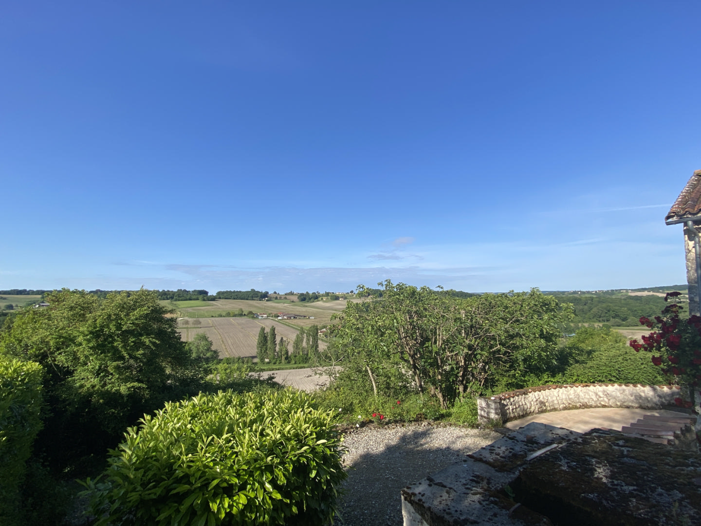 Village house. Three bedrooms, two living rooms, garden. Exceptional view.