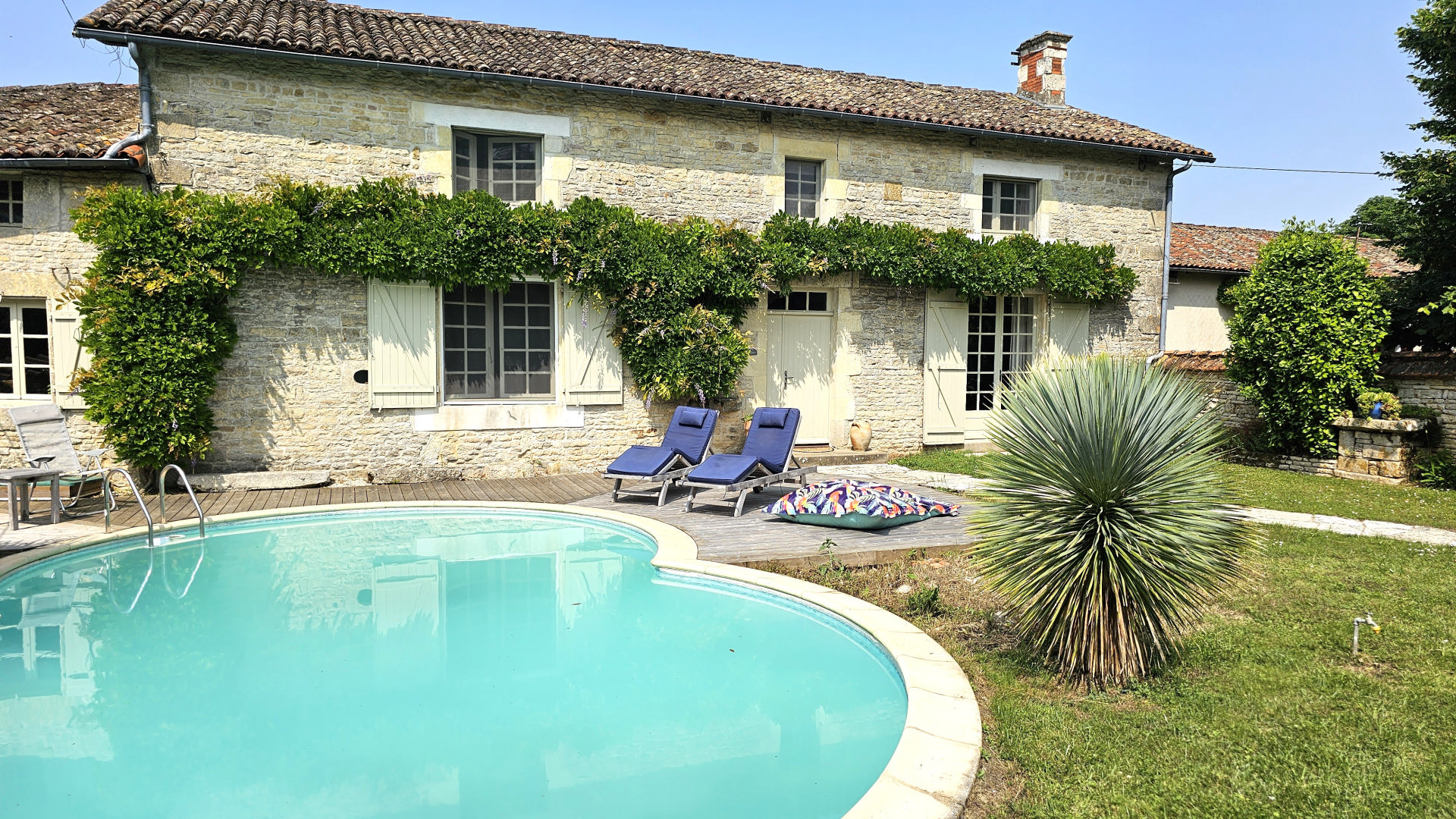 Pretty Old Golden Stone Farmhouse, Pool and Barns