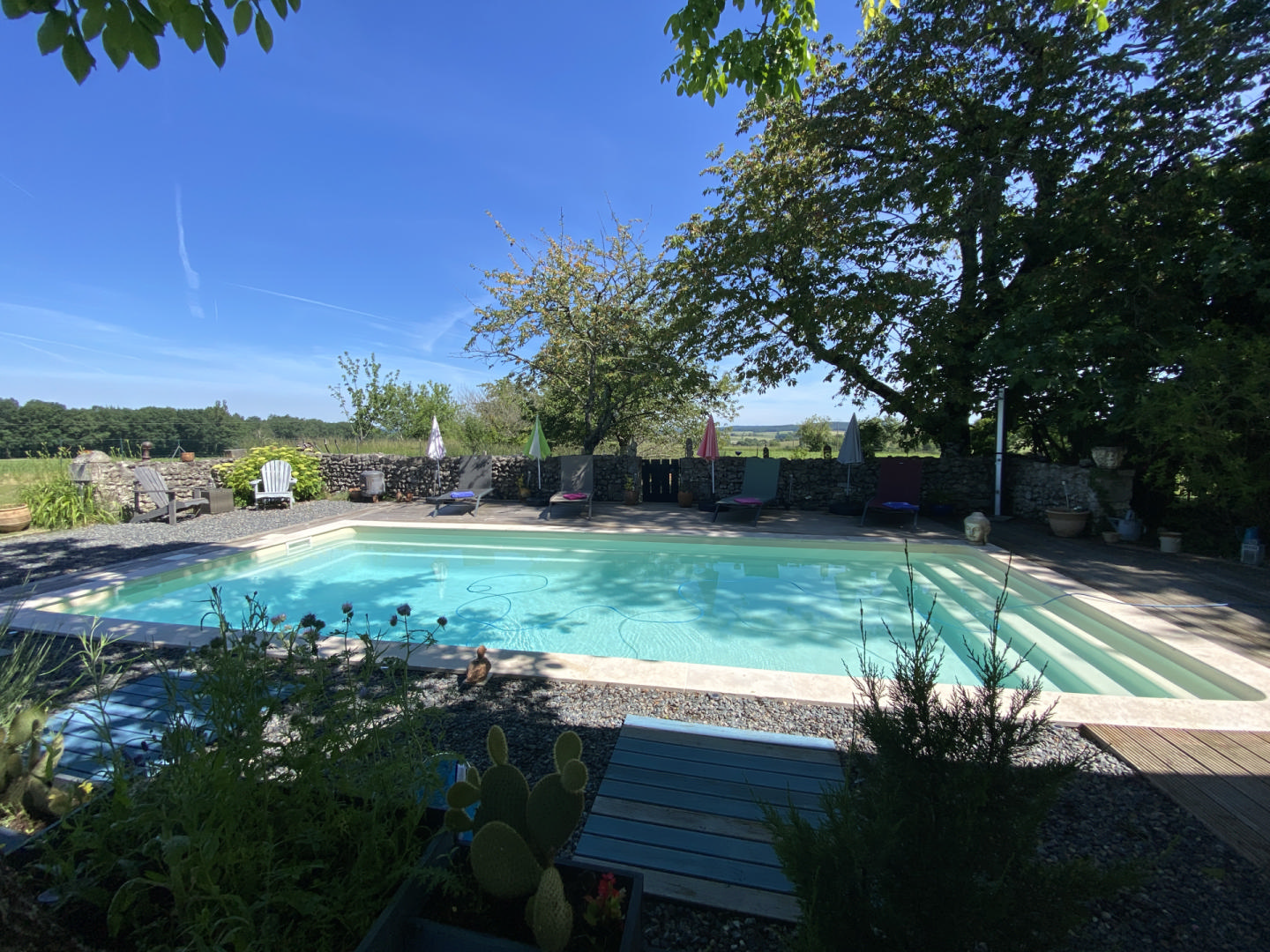 Country house with swimming pool. No neighbours. Close to Aubeterre sur Dronne.