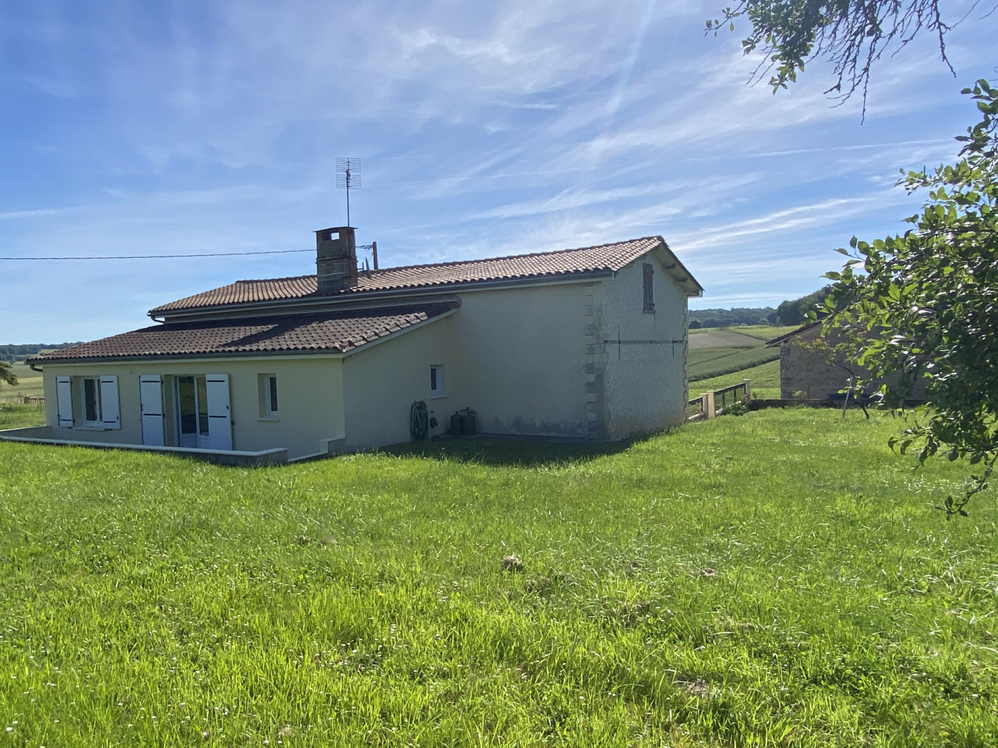 Charming Single-Story Country House with Outbuildings - Bors-de-Montmoreau