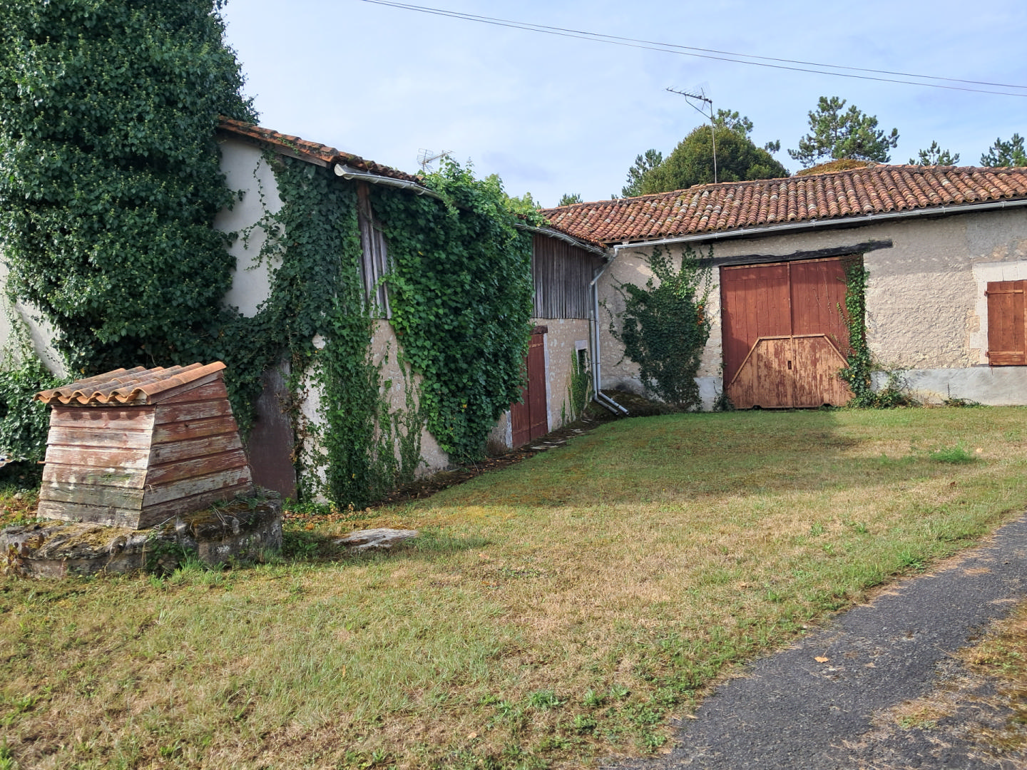Magnificent 5 bedroom property to restore, large adjoining outbuildings.