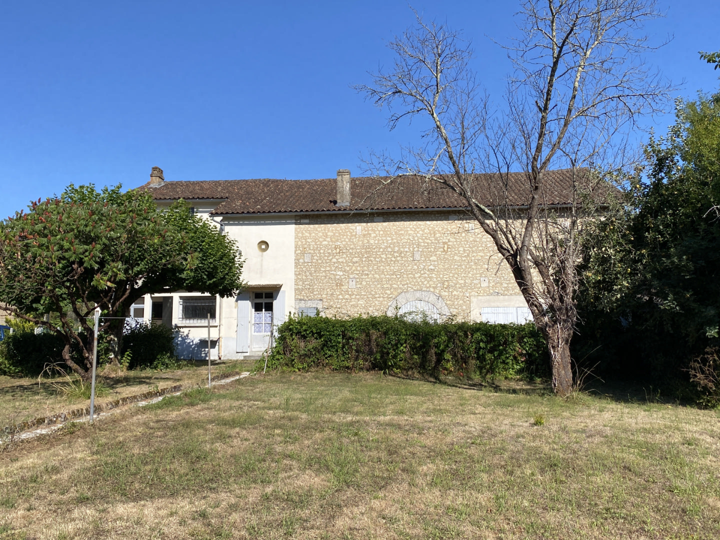 Rare opportunity: Large townhouse for sale in Chalais, South Charente.