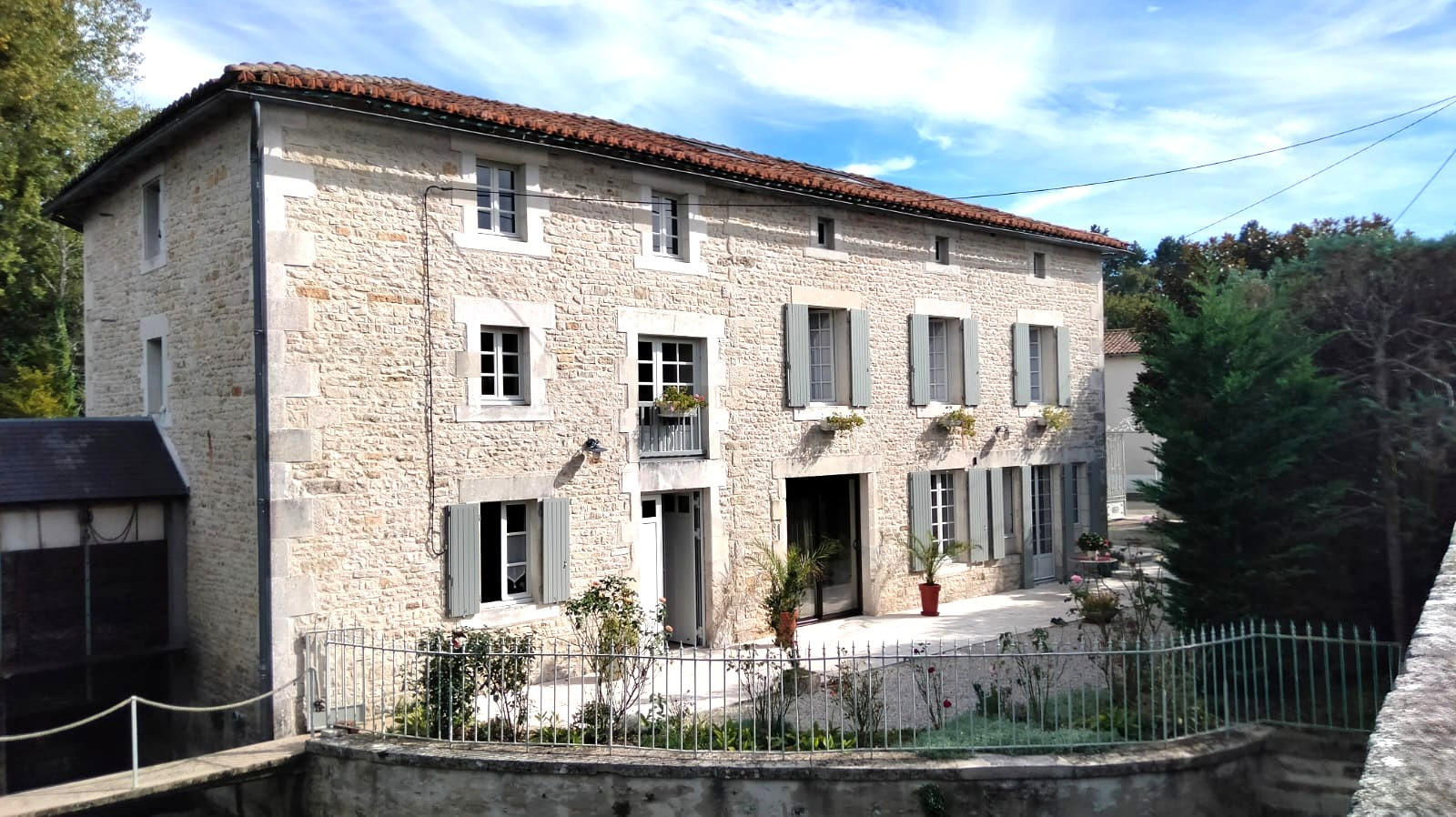 Stunning Historic Old Stone Mill, In the Heart of a Village, Outbuildings, River Views – Lizant (Vienne)
