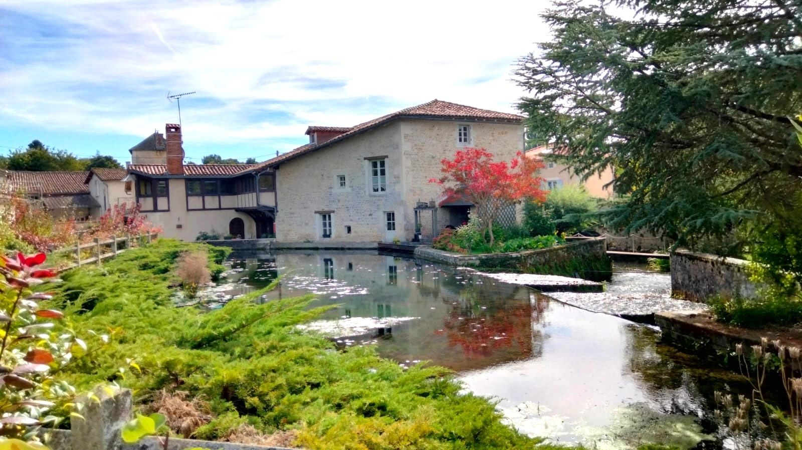Stunning Historic Old Stone Mill, In the Heart of a Village, Outbuildings, River Views – Lizant (Vienne)