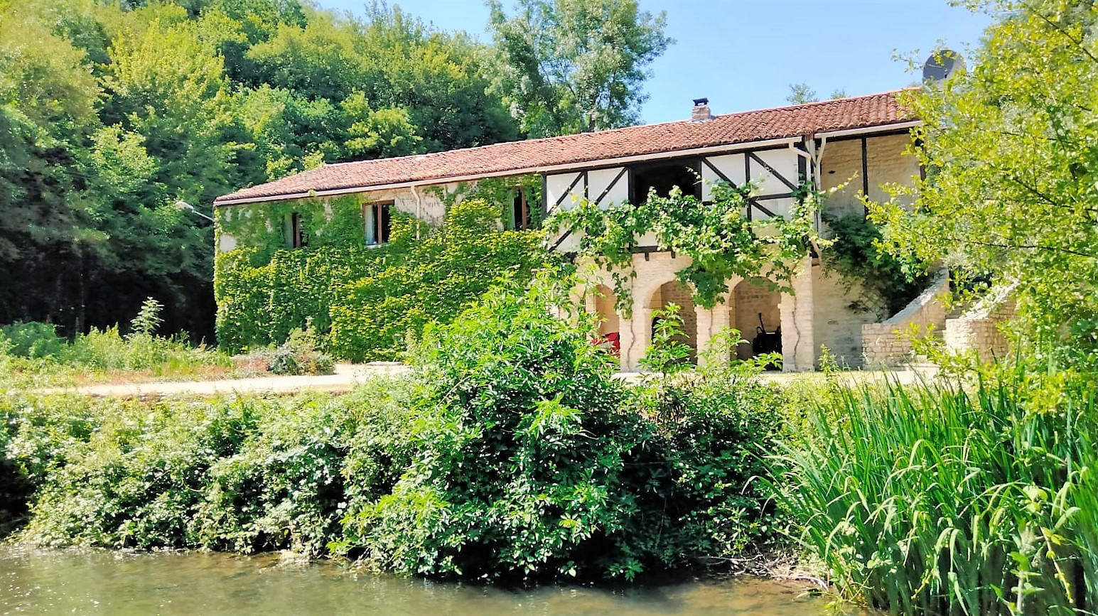 Secluded Old Stone Mill, Barn, Pool - Nr Mansle