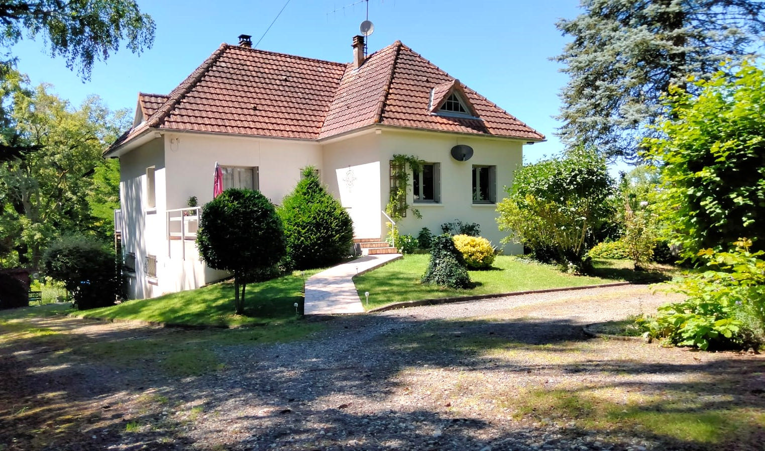 Country House 5 beds, Views, Gîte, Outbuildings, Fishing Stream