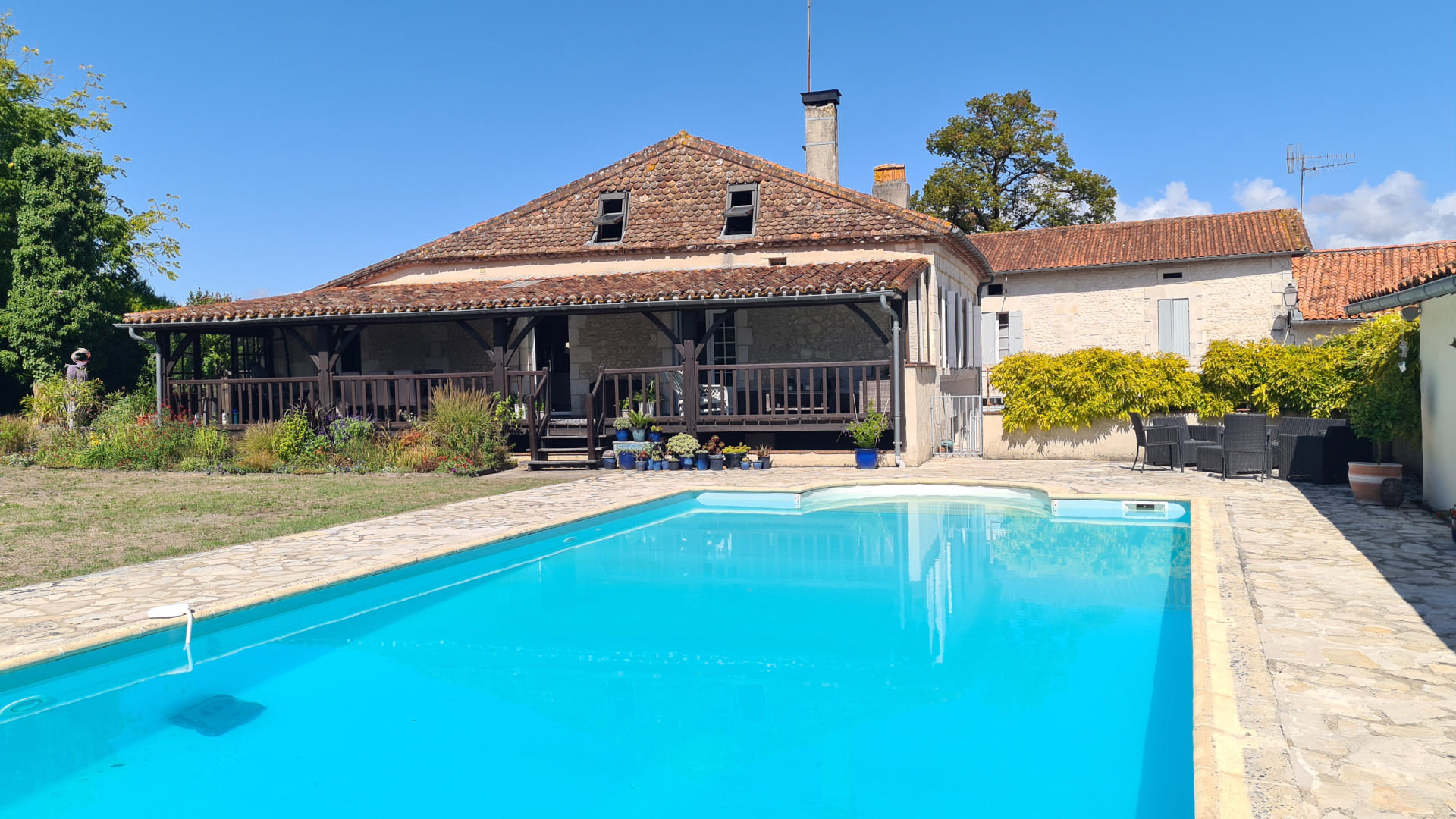 Magnificent village house with 2 guest houses and swimming pool.