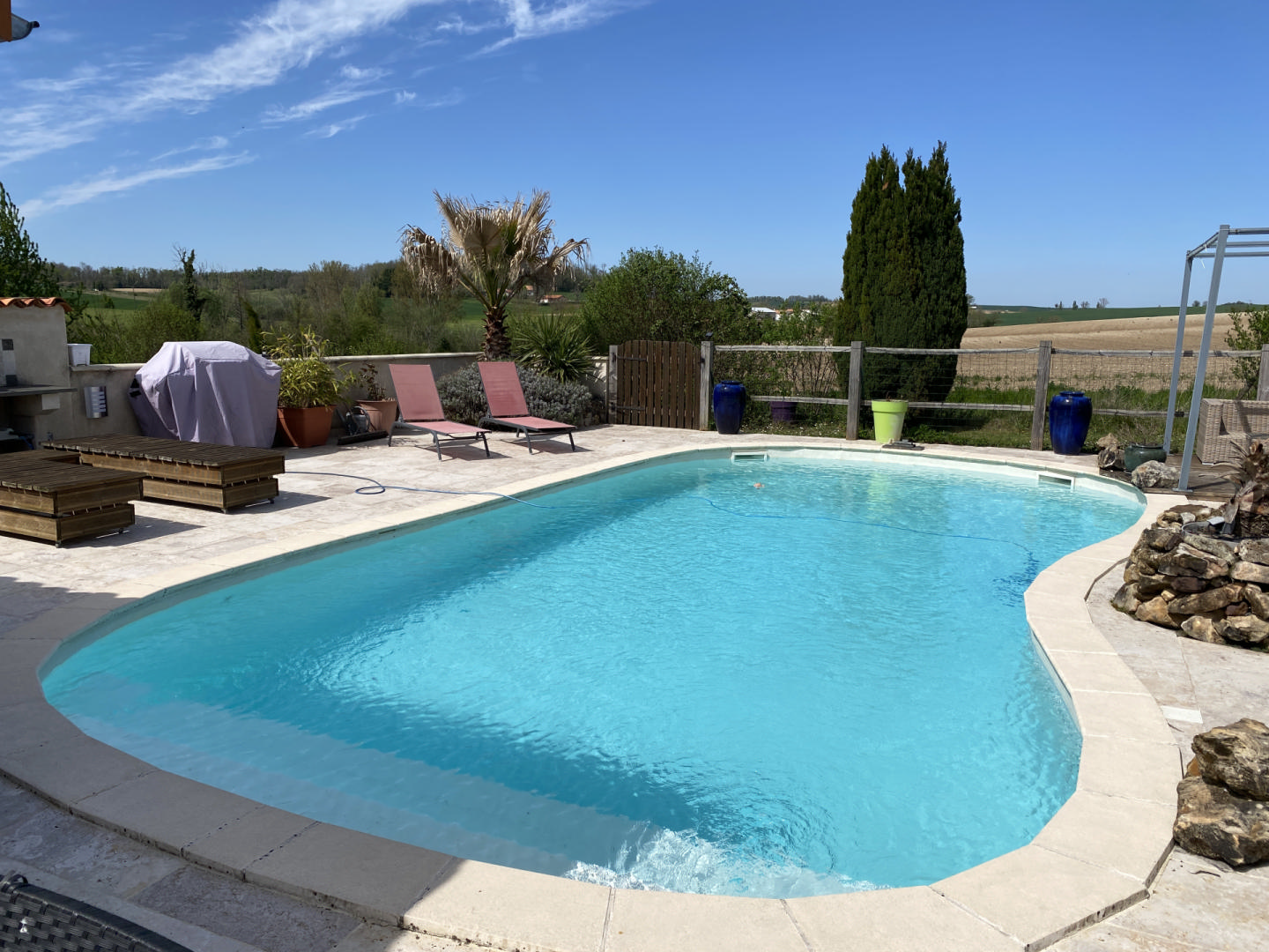Near Ribérac, spacious house with swimming pool, garden and views.