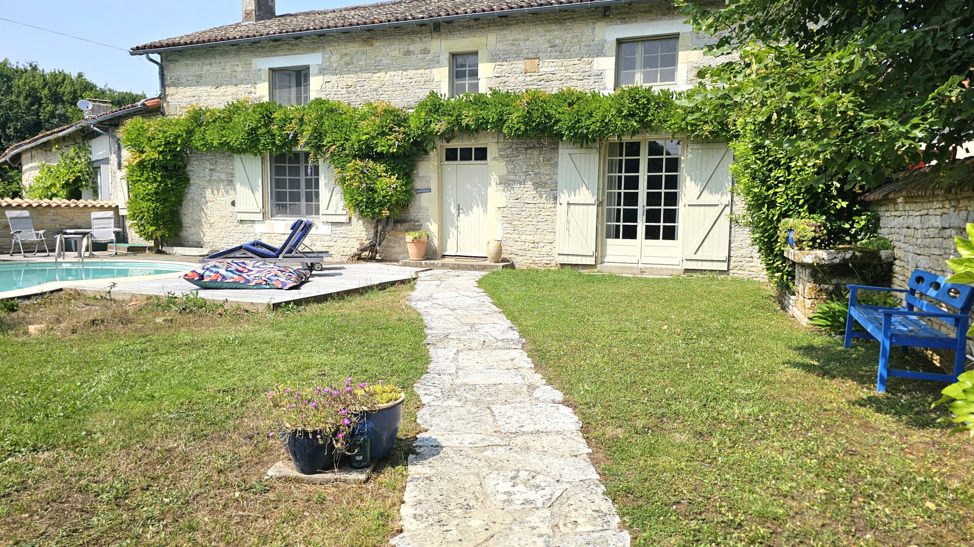 Pretty Old Golden Stone Farmhouse, Pool and Barns