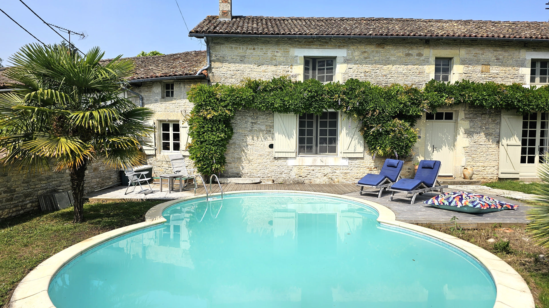 Pretty Old Golden Stone Farmhouse, Pool and Barns
