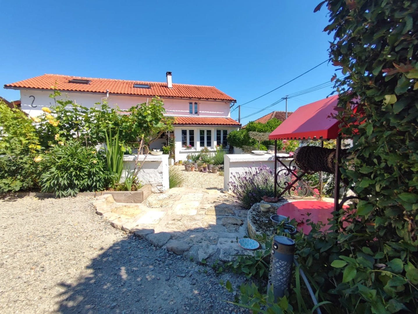 Garden Paradise,  4 Bedrooms, 2 bathrooms, Close to Shops, Nieuil, Charente