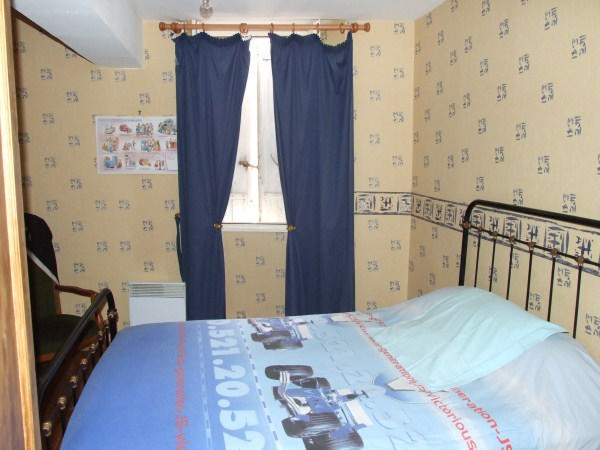 Aubeterre sur Dronne -  2 bedroom apartment for sale with ground floor commercial space.