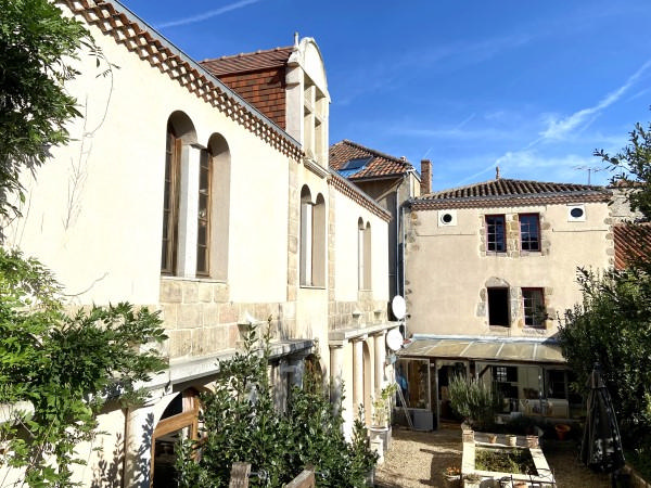 Confolens, Character 4-Bedroom Property, 2 Bed Folly, Garden, Walk to Shops