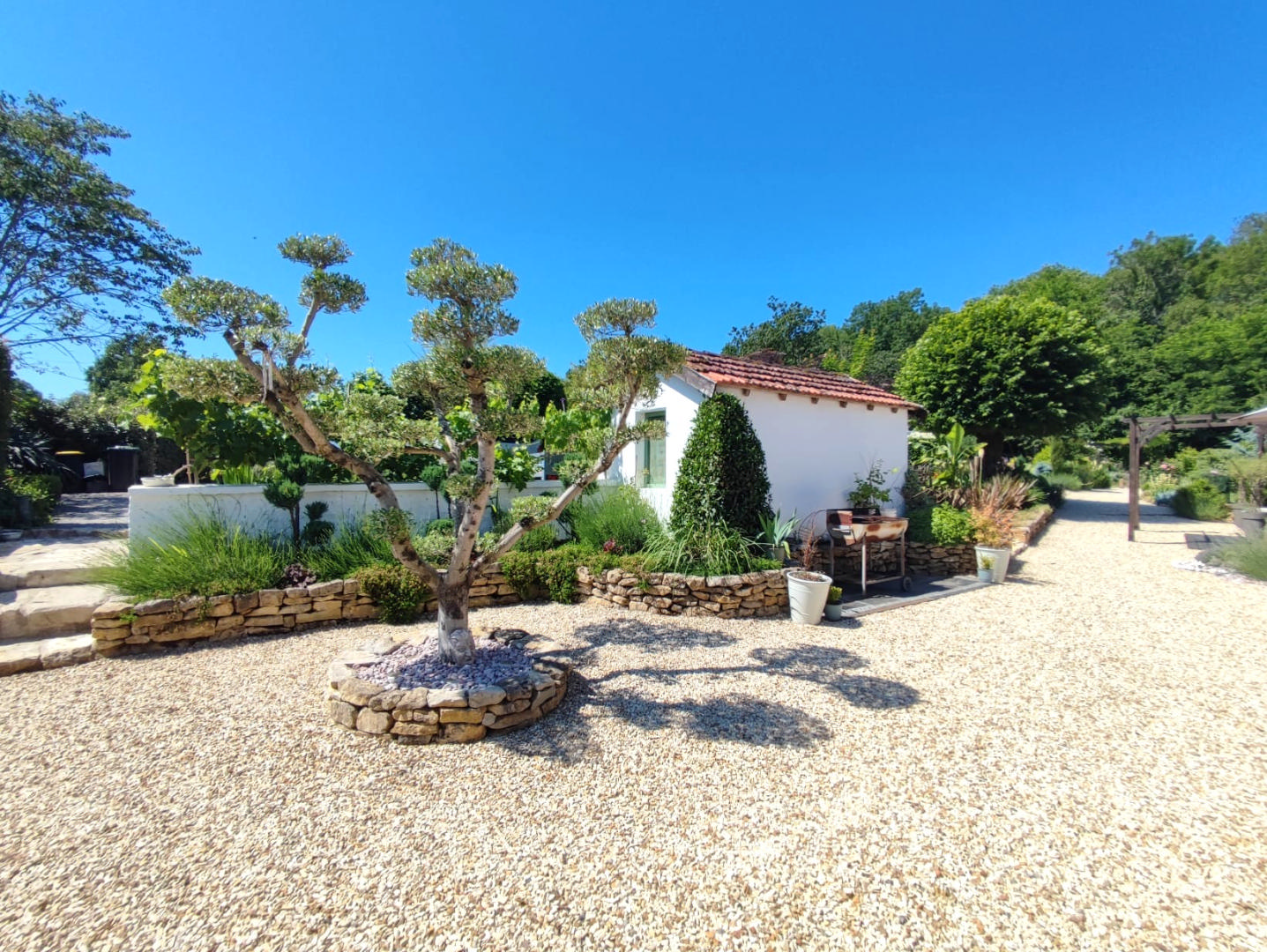 Garden Paradise,  4 Bedrooms, 2 bathrooms, Close to Shops, Nieuil, Charente