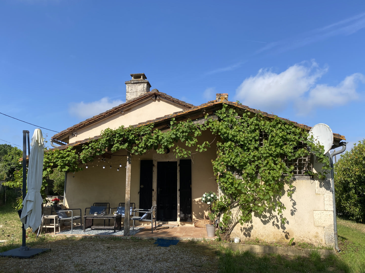 Pretty Country Stone Cottage in a hamlet near Aubeterre sur Dronne