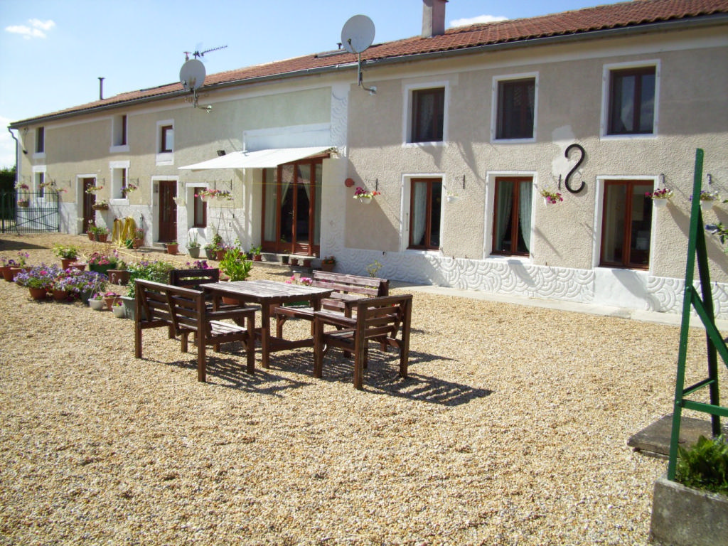 4 bed house, 2 gites, land, outbuildings. Fontaine Chalendray, Charente Maritime