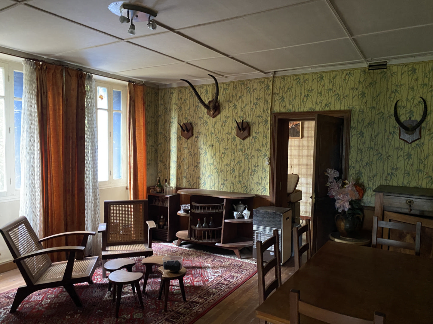 Magnificent 5 bedroom property to restore, large adjoining outbuildings.