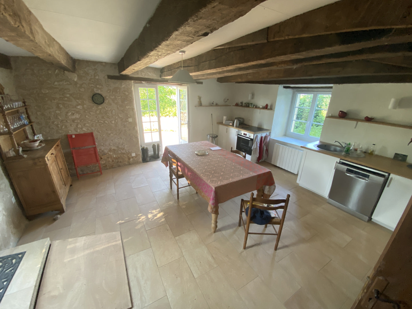 Village house. Three bedrooms, two living rooms, garden. Exceptional view.
