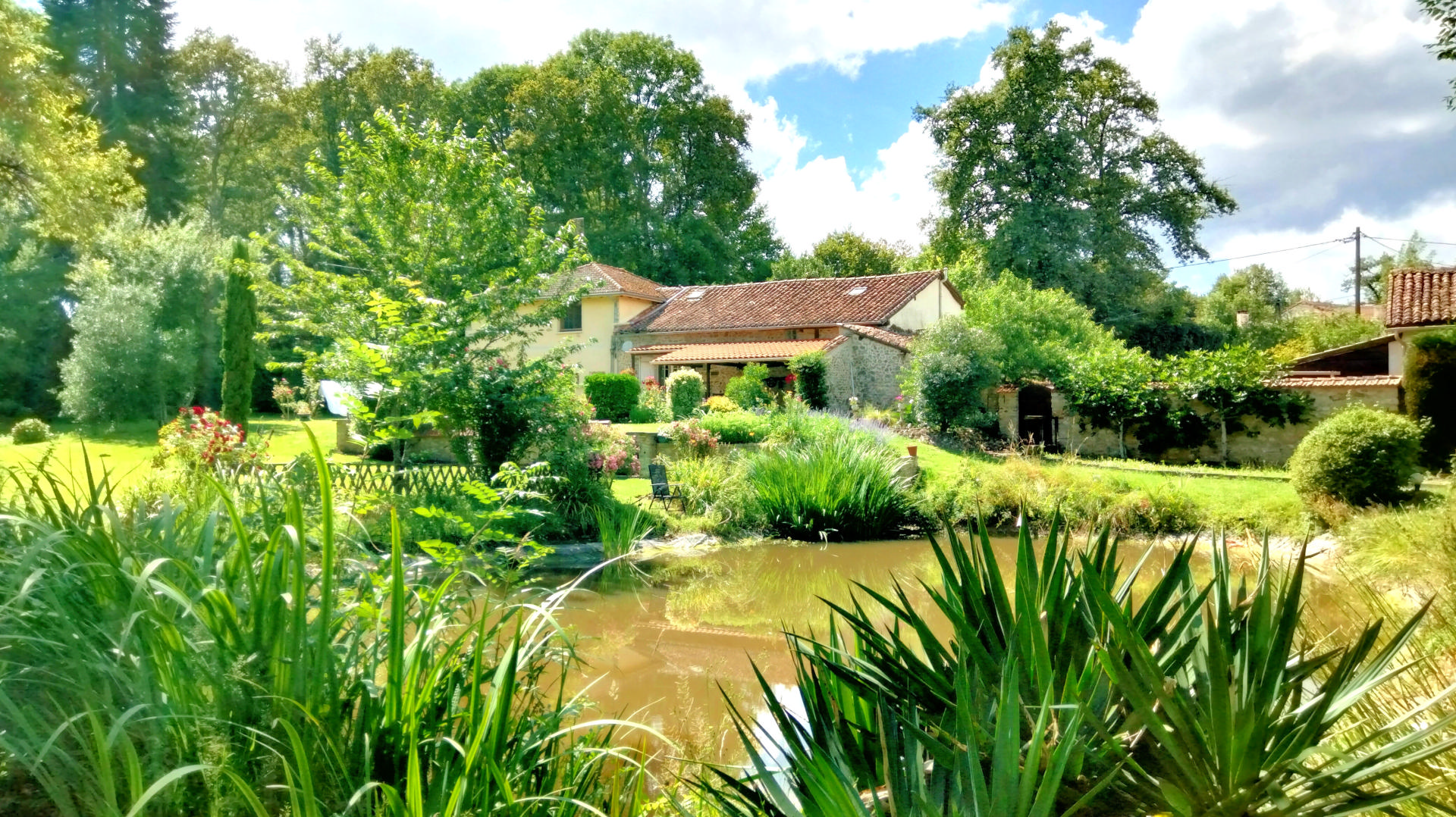 House in Terres-de-Haute-Charente - Image 2