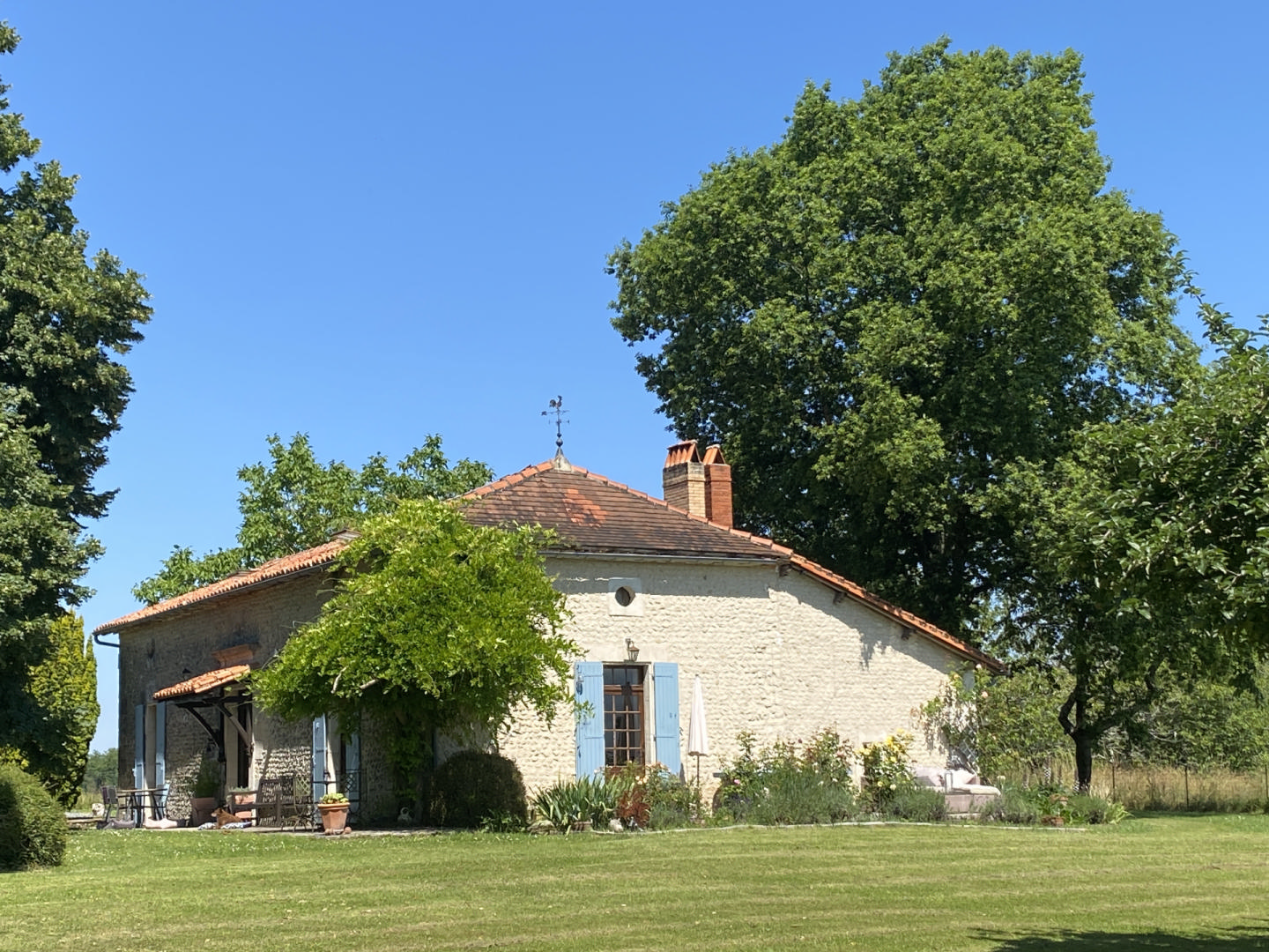 Country house with swimming pool. No neighbours. Close to Aubeterre sur Dronne.