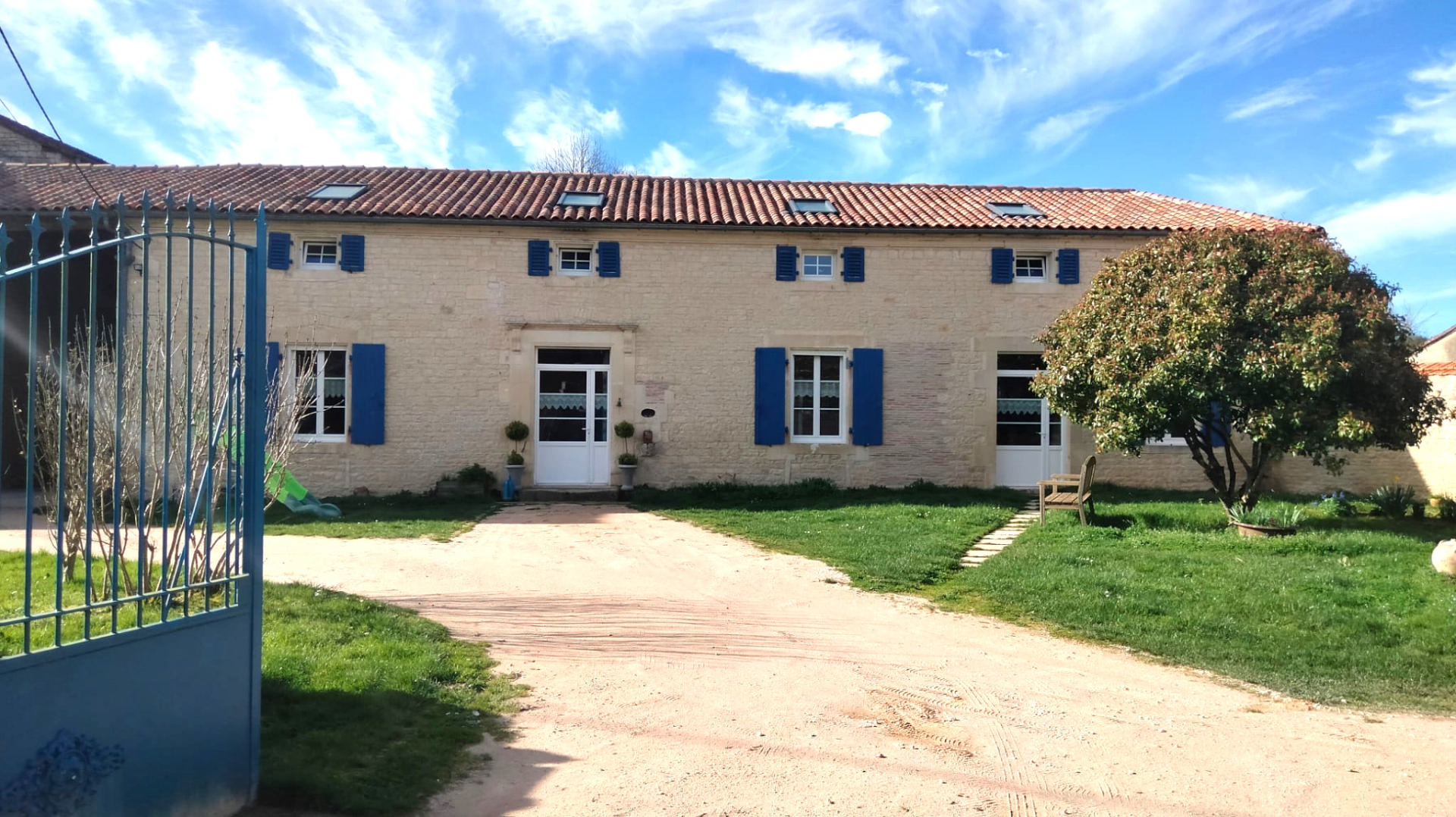 Golden Stone Rustic 4 Bedrooms, independent Appartment, Barns - Charente