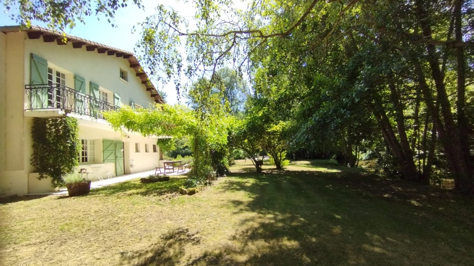 Riverside Village House, 4 Bedrooms , River Views, Barns, Water Sports