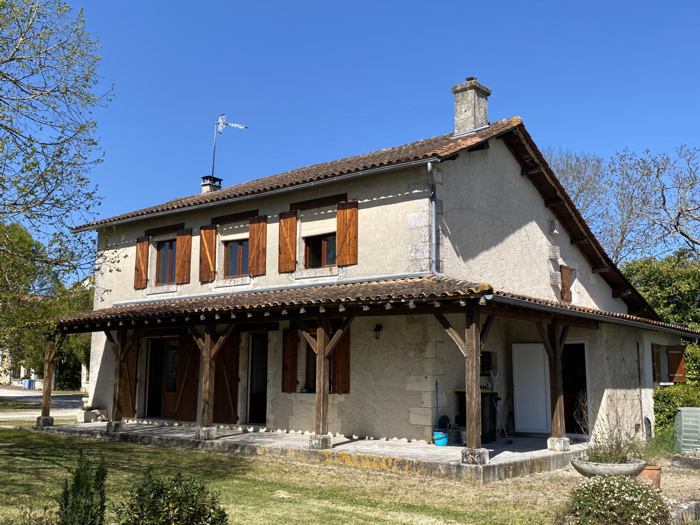 Near Aubeterre - 5 bedroom country house with oubuildings. Fixed price.