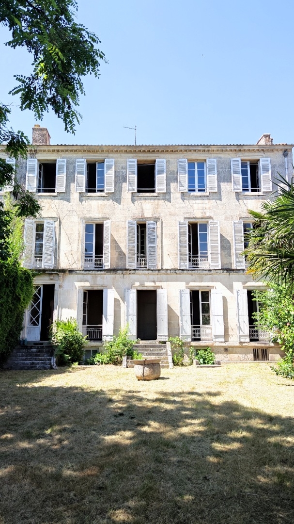 Stunning 7 bedroom Maison de Maitre with garden, garage and river view in Saintes