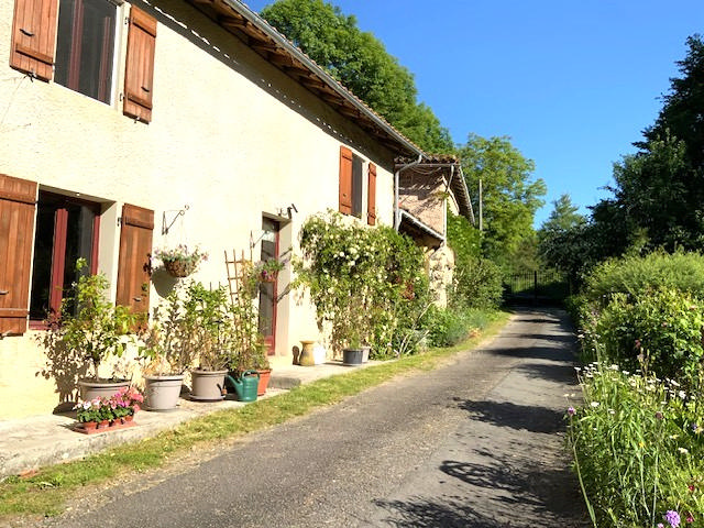 Beautifull Old Mill House, 4 Beds, Gîte, Riverside, Outbuildings, Views