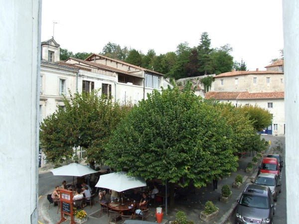 Aubeterre sur Dronne -  2 bedroom apartment for sale with ground floor commercial space.