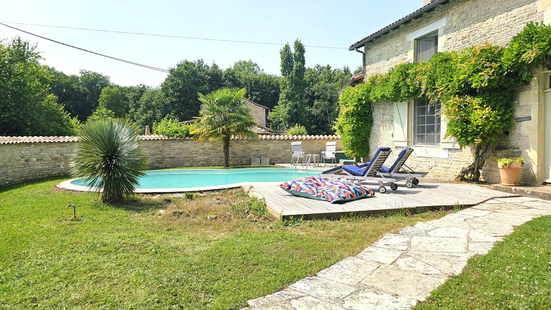 Pretty Old Golden Stone Farmhouse, Pool and Barns