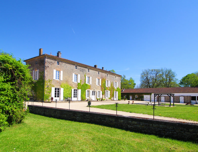 House in Saint-Fraigne - view 1