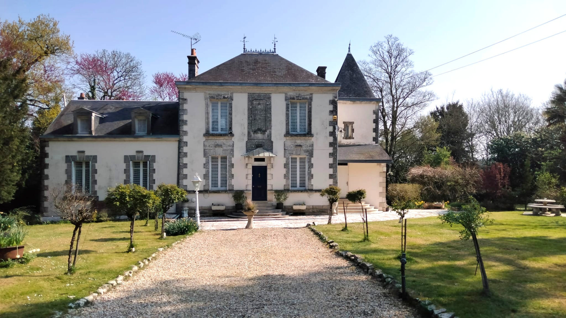 Le Petit Château, Near Verteuil sur Charente, 5 bedrooms, Guest House, Pool