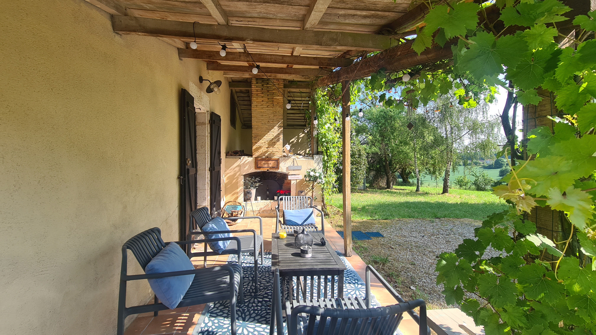 Pretty Country Stone Cottage in a hamlet near Aubeterre sur Dronne
