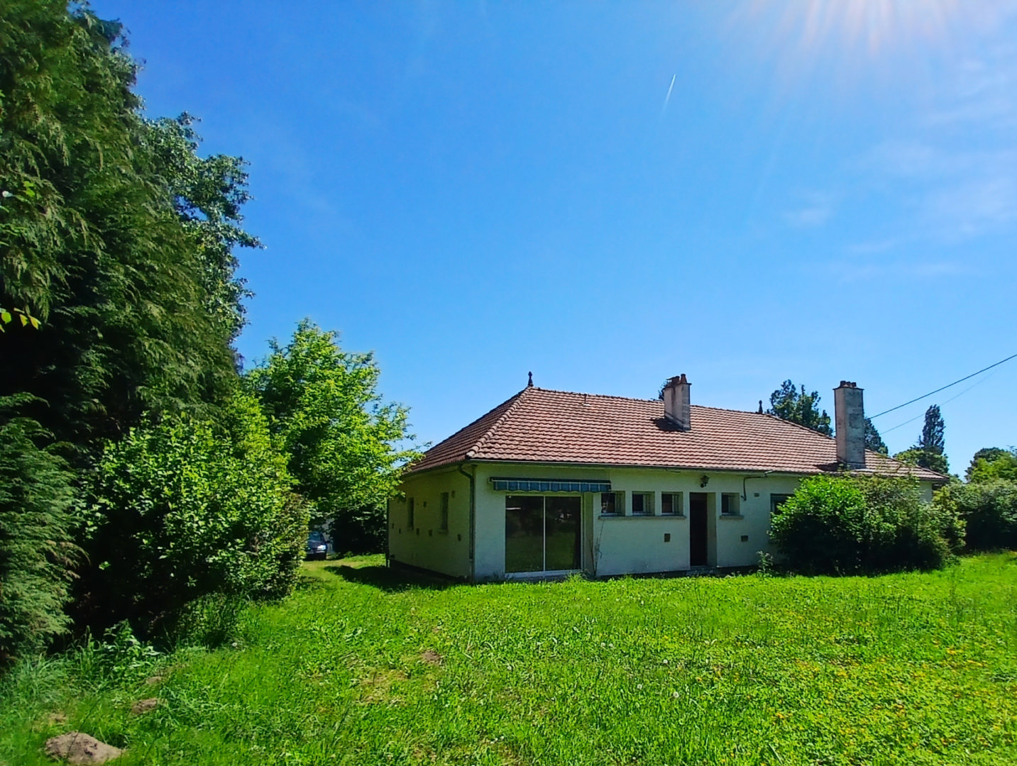3 bedroomed Pavillion style house on one level with an acre of land for sale Dordogne
