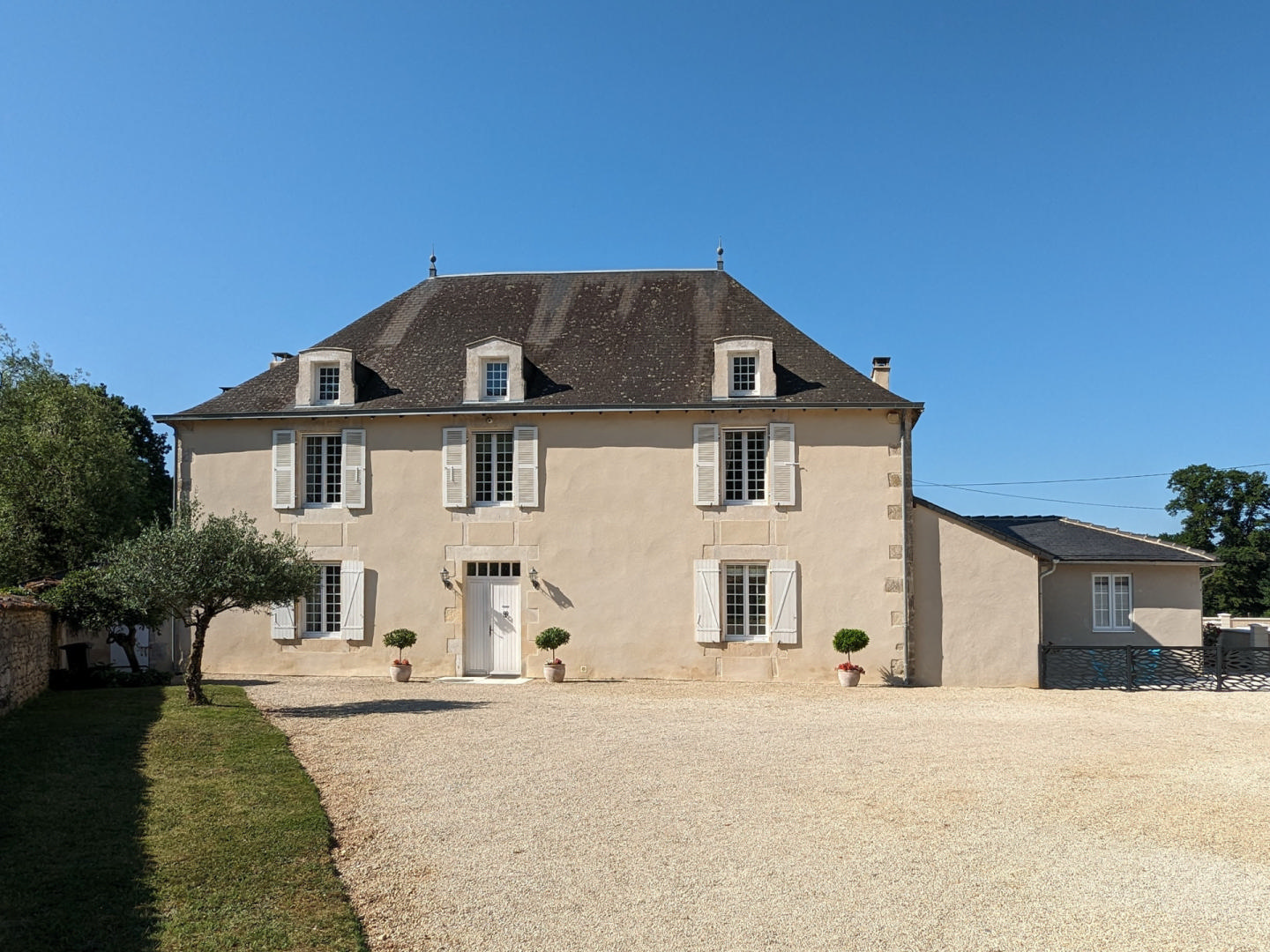 Elegant Maison de Maître with Guest Cottage, Pool &amp; 21 acres in Vienne