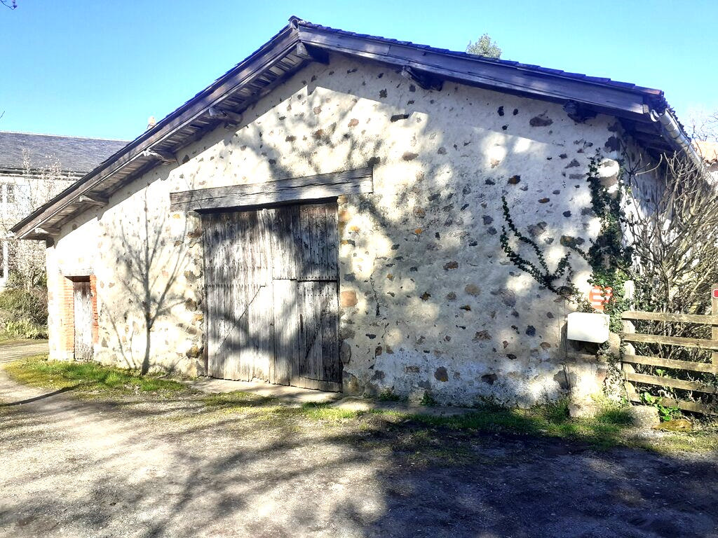 Lakeside Paradise 3.8 Ha, Old Mill,  Gîte, Views, Outbuildings, Woodland