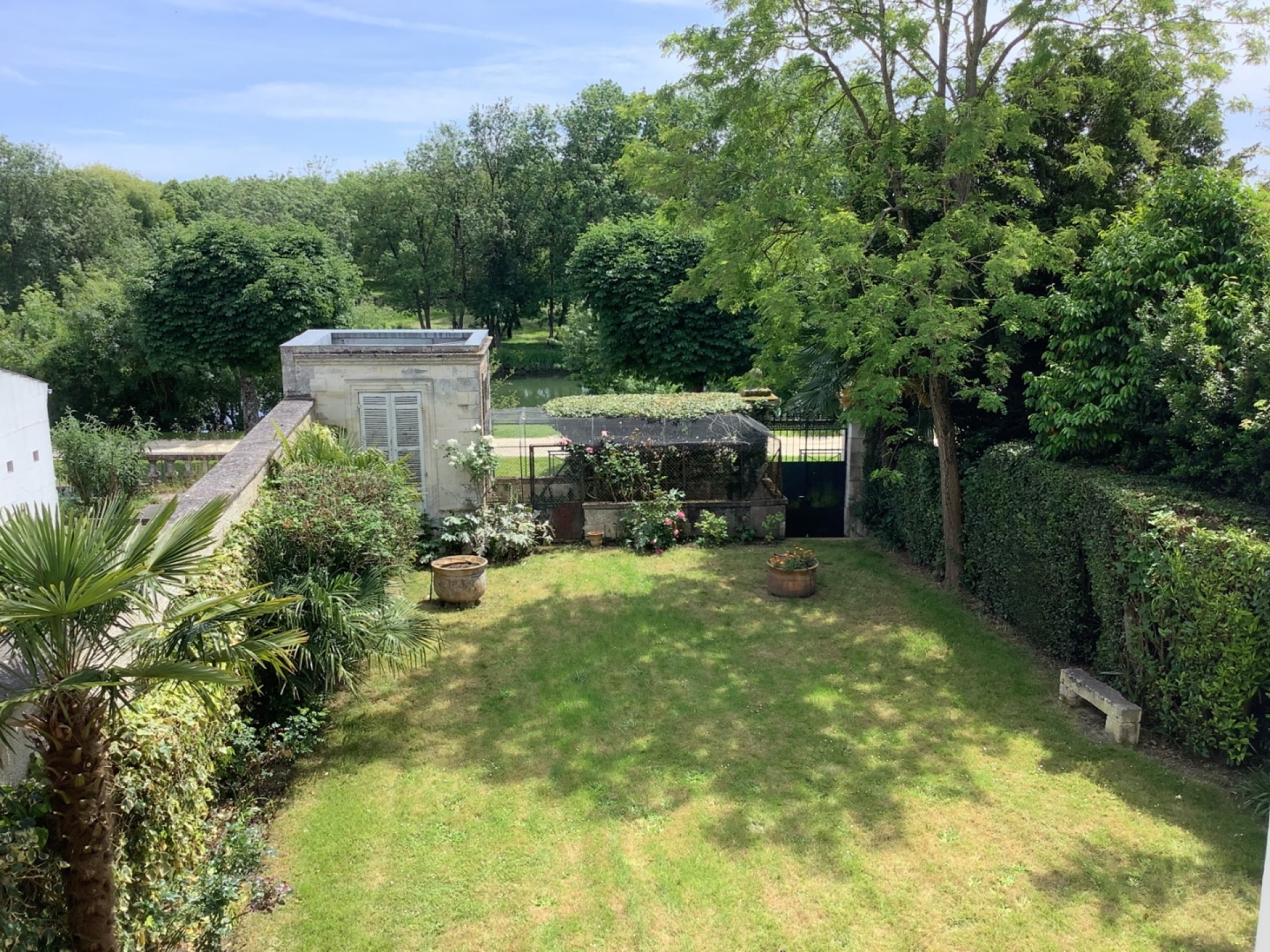 Stunning 7 bedroom Maison de Maitre with garden, garage and river view in Saintes