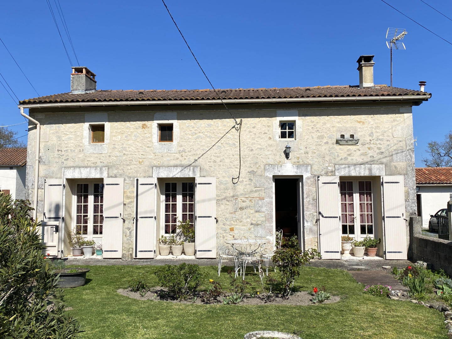 Brossac area. Charming cottage with development potential.