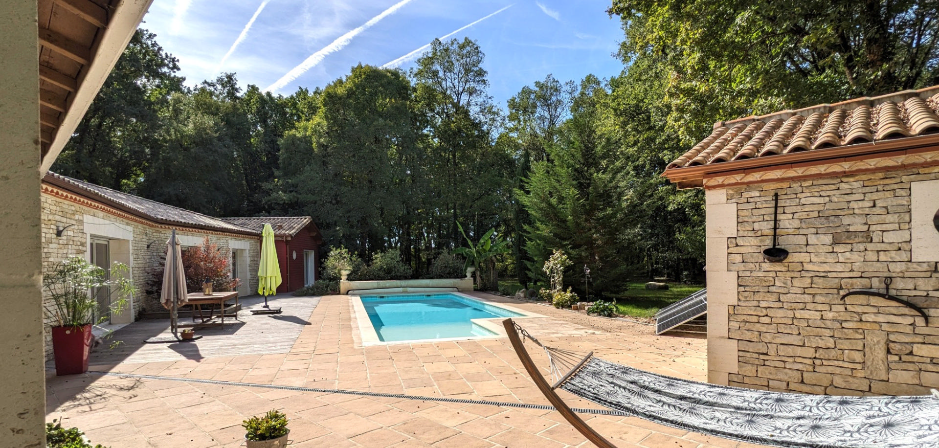 Woodland Lodge, 1.5 Ha, 5 Bedrooms, Pool, 43 m² Covered Terrace, Nr Angoulême