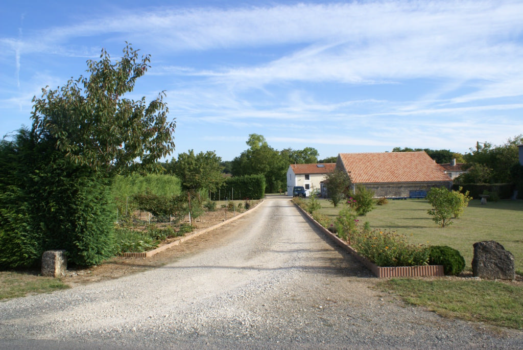 4 bed house, 2 gites, land, outbuildings. Fontaine Chalendray, Charente Maritime