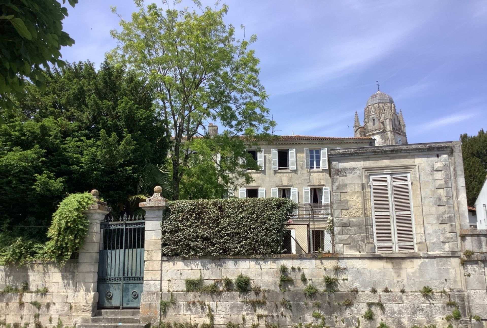 Stunning 7 bedroom Maison de Maitre with garden, garage and river view in Saintes