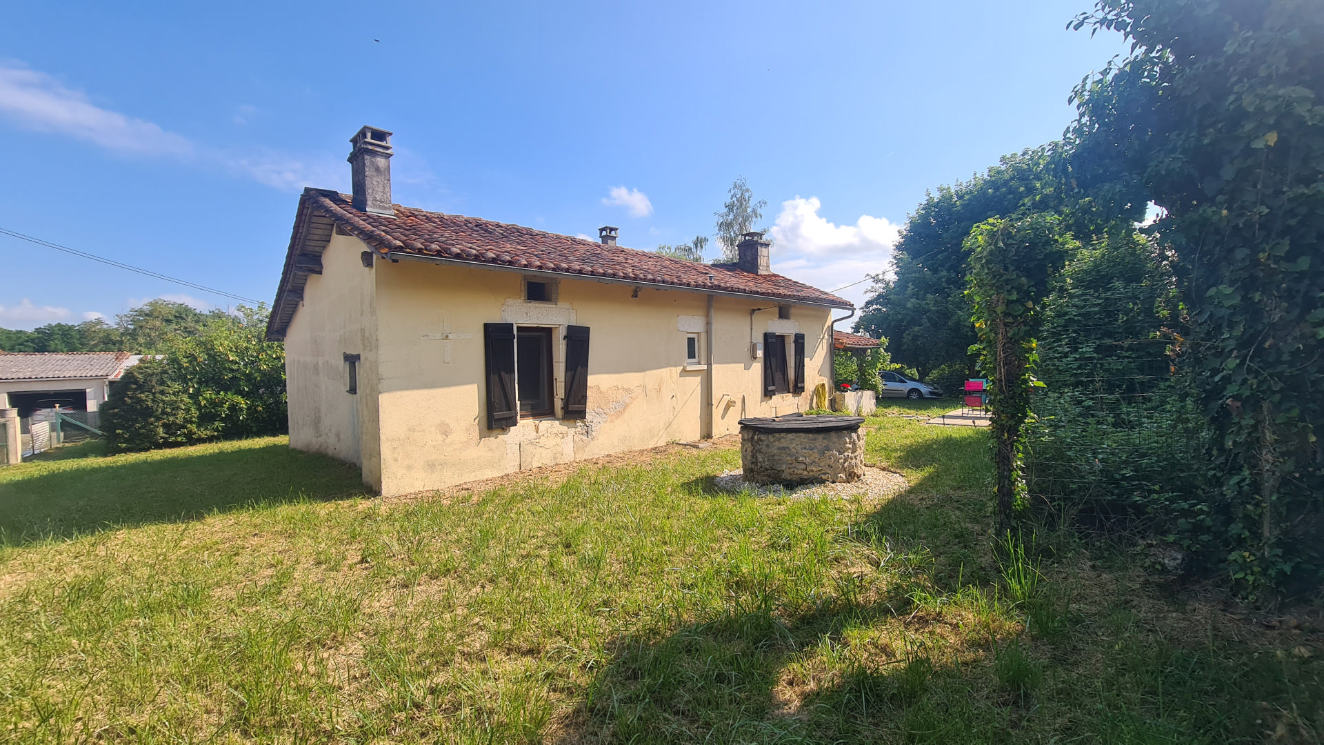 Pretty Country Stone Cottage in a hamlet near Aubeterre sur Dronne
